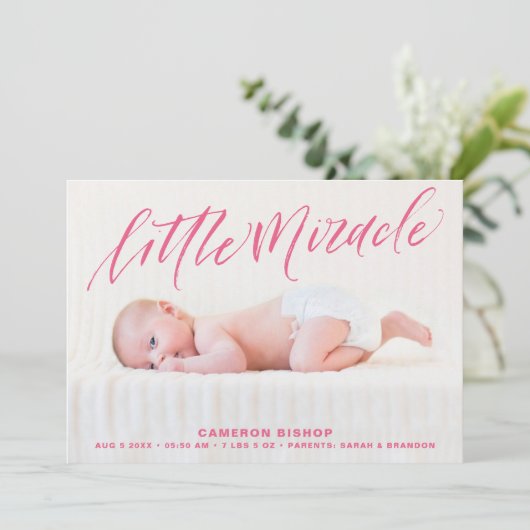 ピンクのブラシ手のレタリングの誕生の発表 案内状 (スタンド正面)