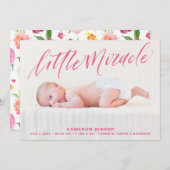 ピンクのブラシ手のレタリングの誕生の発表 案内状 (正面/裏面)