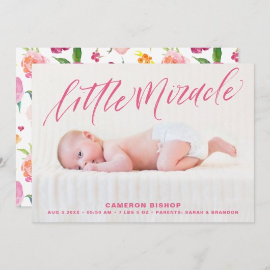 ピンクのブラシ手のレタリングの誕生の発表 案内状 (正面/裏面)