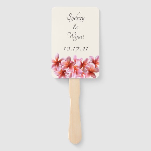 ピンクのプルメリアの花を持っている手のファン ハンドファン (裏面)