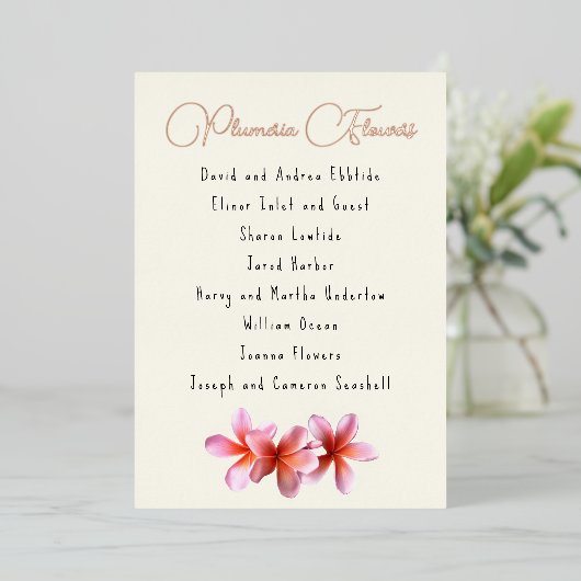 ピンクのプルメリアフラワーズゲストリストフォイルのシーティングカード 箔招待状 (立ち正面)