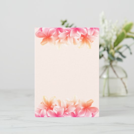 ピンクのプルメリアフラワーノート空白の紙 招待状 (スタンド正面)