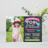 ピンクのプールの誕生日の夏のbashのシャルボードフォト 招待状 (スタンド正面)