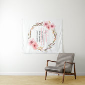 ピンクのベイビーシャワー ワイルドフラワーがやってくる タペストリー (インサイチュ(横))