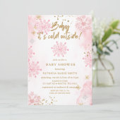 ピンクのベビーその寒い外の冬の赤ちゃんシャワー 招待状 (スタンド正面)