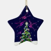 ピンクのベビーのドラゴンはクリスマスツリーを囲みます セラミックオーナメント (右)