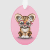 ピンクのベビーの虎の子かわいい身に着けているガラス オーナメント (裏面)