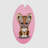 ピンクのベビーの虎の子かわいい身に着けているガラス オーナメント (正面)