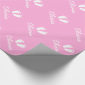 ピンクのベビーの足跡が紙を少女の名前で包む ラッピングペーパー (角)