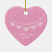 ピンクのベビーガールおめでとうハート セラミックオーナメント (裏面)