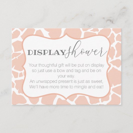 ピンクのベビーガールのキリン表示シャワー エンクロージャーカード (正面)