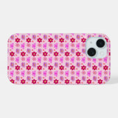 ピンクのベビーガール蝶と花パターン（の模様が）ある iPhone 15ケース (裏面横)