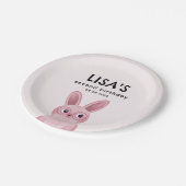 ピンクのベビーバニーと女の子の誕生日パーティー ペーパープレート (アングル)