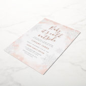 ピンクのベビー外は寒いベビーシャワー 箔招待状 (回転した状態)