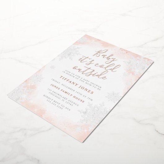 ピンクのベビー外は寒いベビーシャワー 箔招待状 (回転した状態)