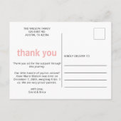 ピンクのベビー足その女の子の写真の誕生の発表 案内ポストカード (裏面)