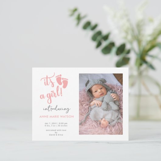 ピンクのベビー足その女の子の写真の誕生の発表 案内ポストカード (スタンド正面)