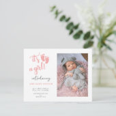 ピンクのベビー足その女の子の写真の誕生の発表 案内状 (スタンド正面)