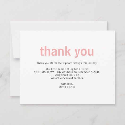 ピンクのベビー足その女の子の写真の誕生の発表 案内状 (裏面)