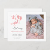 ピンクのベビー足その女の子の写真の誕生の発表 案内状 (正面/裏面)