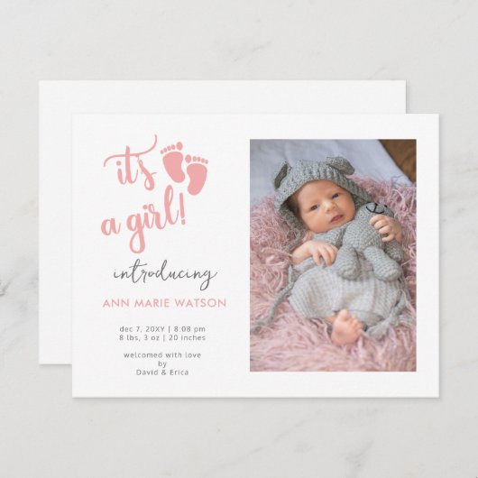 ピンクのベビー足その女の子の写真の誕生の発表 案内状 (正面/裏面)