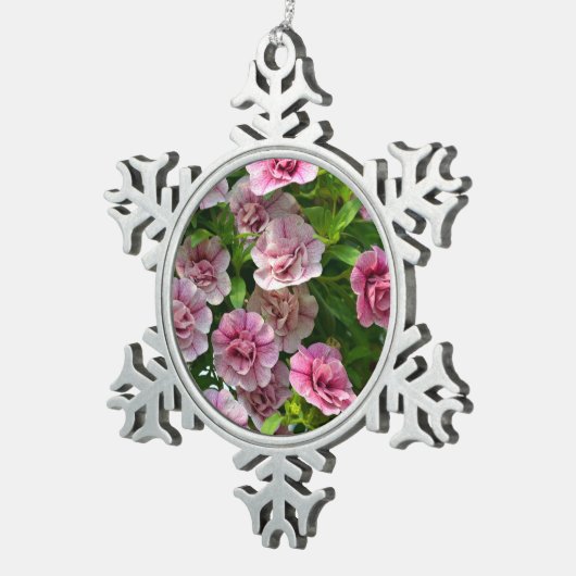 ピンクのペチュニアの花のクリスマスの飾り スノーフレークピューターオーナメント (右)