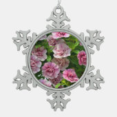 ピンクのペチュニアの花のクリスマスの飾り スノーフレークピューターオーナメント (正面)