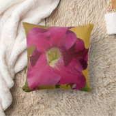 ピンクのペチュニアの花無地の、ほぼピンクの枕 クッション (ブランケット)