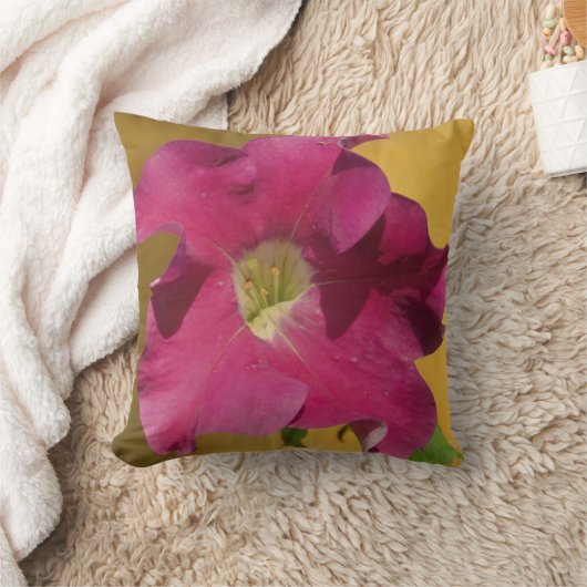 ピンクのペチュニアの花無地の、ほぼピンクの枕 クッション (ブランケット)