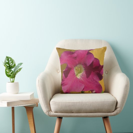 ピンクのペチュニアの花無地の、ほぼピンクの枕 クッション (椅子)