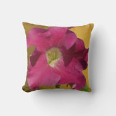 ピンクのペチュニアの花無地の、ほぼピンクの枕 クッション (正面)