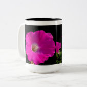 ピンクのペチュニアの花 ツートーンマグカップ (正面左)