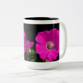 ピンクのペチュニアの花 ツートーンマグカップ (正面右)