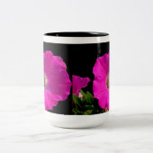 ピンクのペチュニアの花 ツートーンマグカップ (中央)