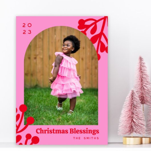 ピンクのホリーベリーのクリスマスフォトアーチ シーズンカード