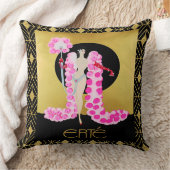 ピンクのボアクッションを持つエルテレディ。 クッション (ブランケット)