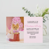 ピンクのボウとツリーがかわいいクリスマスの犬の写真 招待状 (スタンド正面)