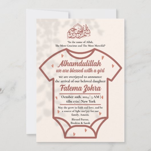 ピンクのボディスーツ赤ちゃん女の子ムスリム誕生のお知らせ 招待状 (正面)