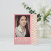 ピンクのボホ織りの織り物写真のユニセックス卒業 案内ポストカード (スタンド正面)