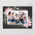 ピンクのポインセティアスChalkboardメリークリスマスフォト シーズンポストカード<br><div class="desc">メリークリスマス!このカスタマイズ可能な植物葉書で家族や友人に休日の挨拶を送る。黒板の背景にピンクのポインセチア、果実、綿、ホリーの水色イラストレーションをフェイク施している。写真と自分の写真を追加してパーソナライズ文字。このピンクのフローラクリスマスハガキは様々なカードストックで利用可能である。</div>