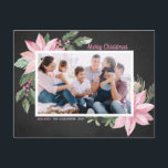 ピンクのポインセティアスChalkboardメリークリスマスフォト シーズンポストカード<br><div class="desc">メリークリスマス!このカスタマイズ可能な植物葉書で家族や友人に休日の挨拶を送る。黒板の背景にピンクのポインセチア、果実、綿、ホリーの水色イラストレーションをフェイク施している。写真と自分の写真を追加してパーソナライズ文字。このピンクのフローラクリスマスハガキは様々なカードストックで利用可能である。</div>