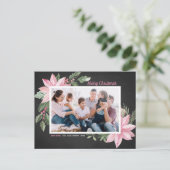 ピンクのポインセティアスChalkboardメリークリスマスフォト シーズンポストカード (スタンド正面)
