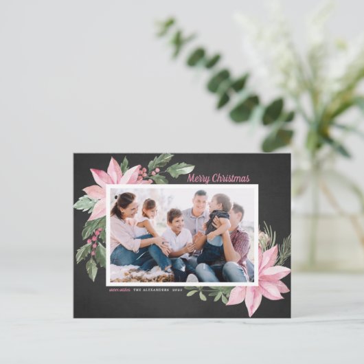 ピンクのポインセティアスChalkboardメリークリスマスフォト シーズンポストカード (スタンド正面)