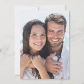 ピンクのポピーの牧草地とカップル写真結婚の 招待状 (裏面)