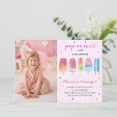 ピンクのポプシクルのアイスポップ・アートのクリームオンオーバー誕生日写真 招待状 (スタンド正面)
