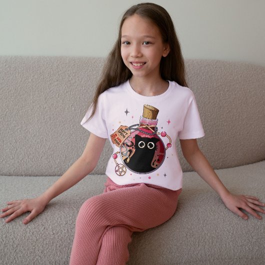 ピンクのポーションに閉じ込められたかわいい邪悪な猫のボトル Tシャツ