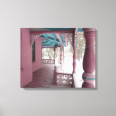 ピンクのポーチに冬の雪 – マーサのブドウ畑 キャンバスプリント (正面)