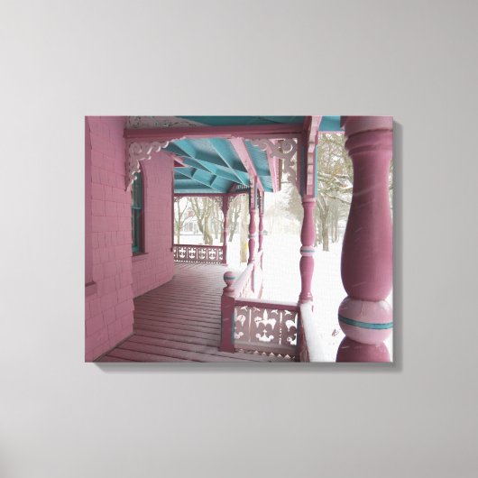 ピンクのポーチに冬の雪 – マーサのブドウ畑 キャンバスプリント (正面)
