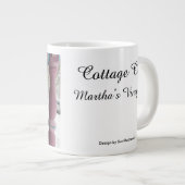 ピンクのポーチに冬の雪 – マーサのブドウ畑 ジャンボコーヒーマグカップ (正面右)