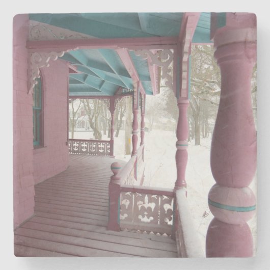 ピンクのポーチに冬の雪 – マーサのブドウ畑 ストーンコースター (正面)